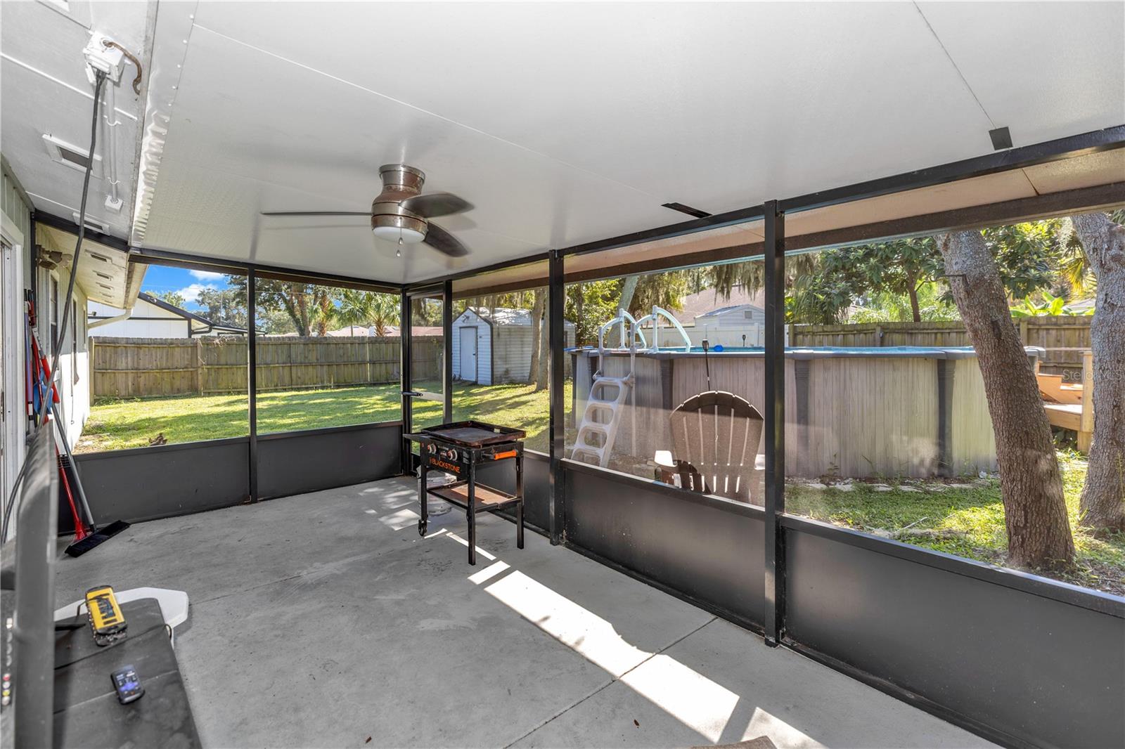 2512 Pine Tree Dr Property Photo 17