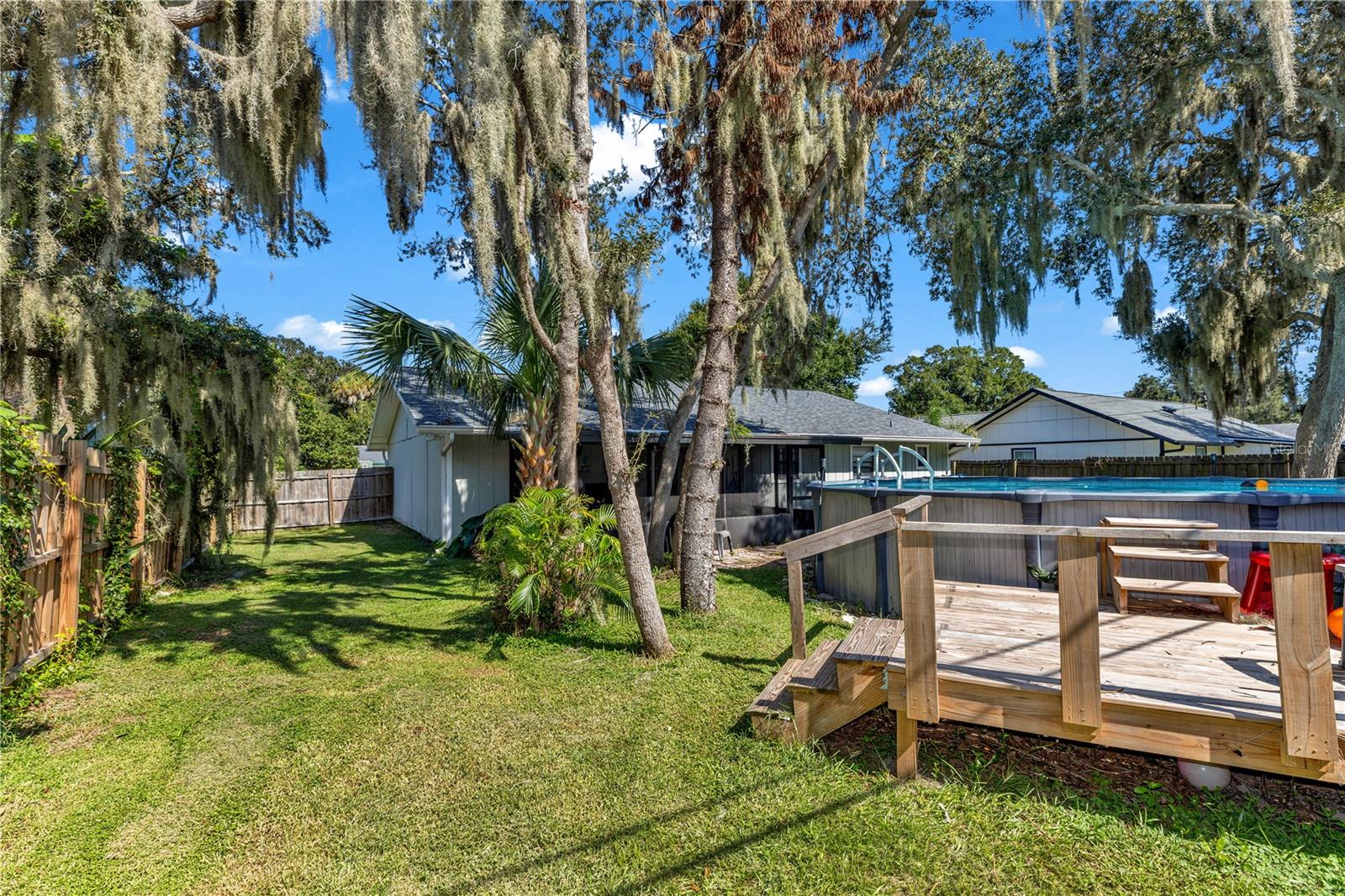 2512 Pine Tree Dr Property Photo 20