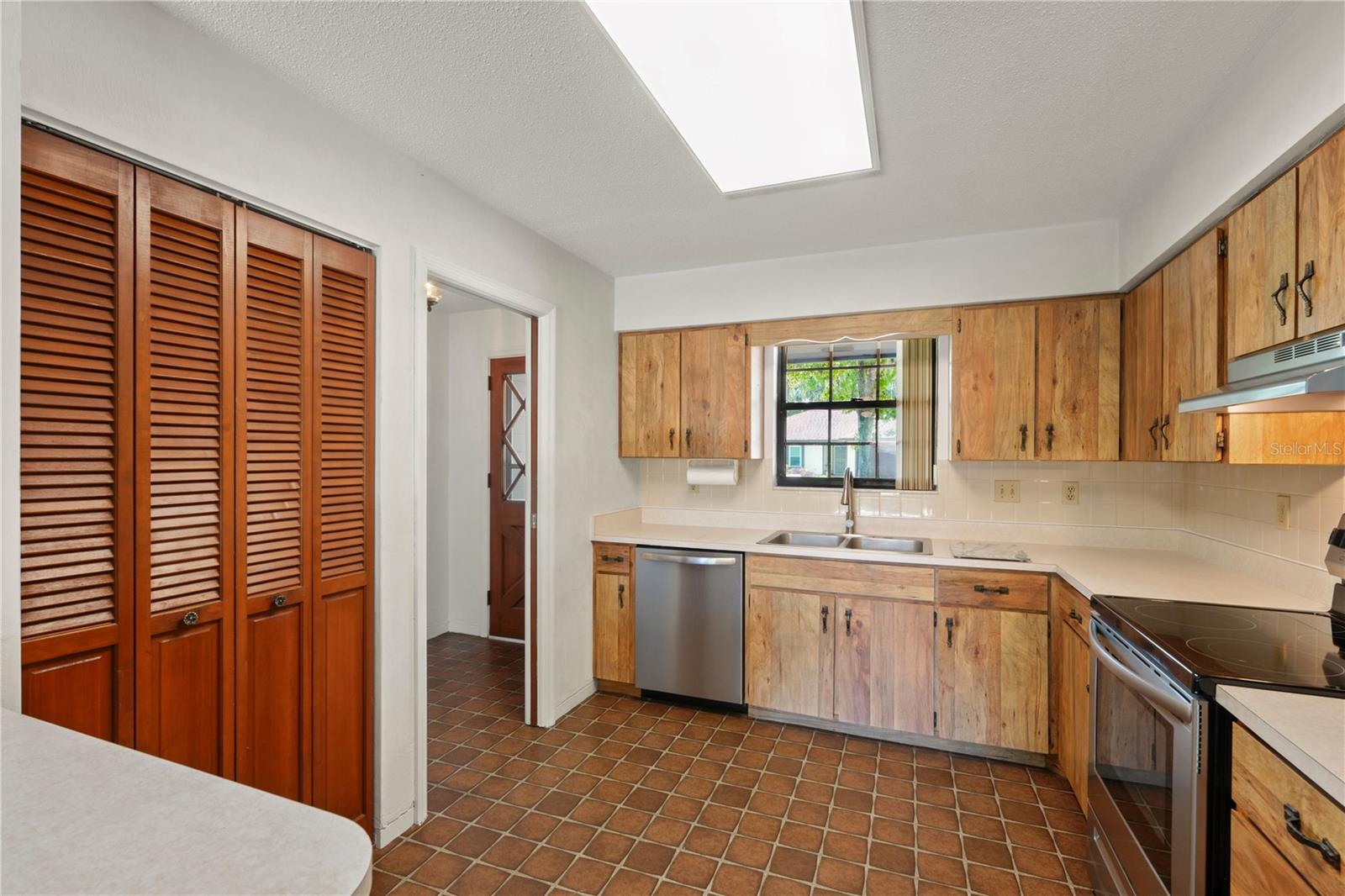 1009 Indian Oaks W Property Photo 3