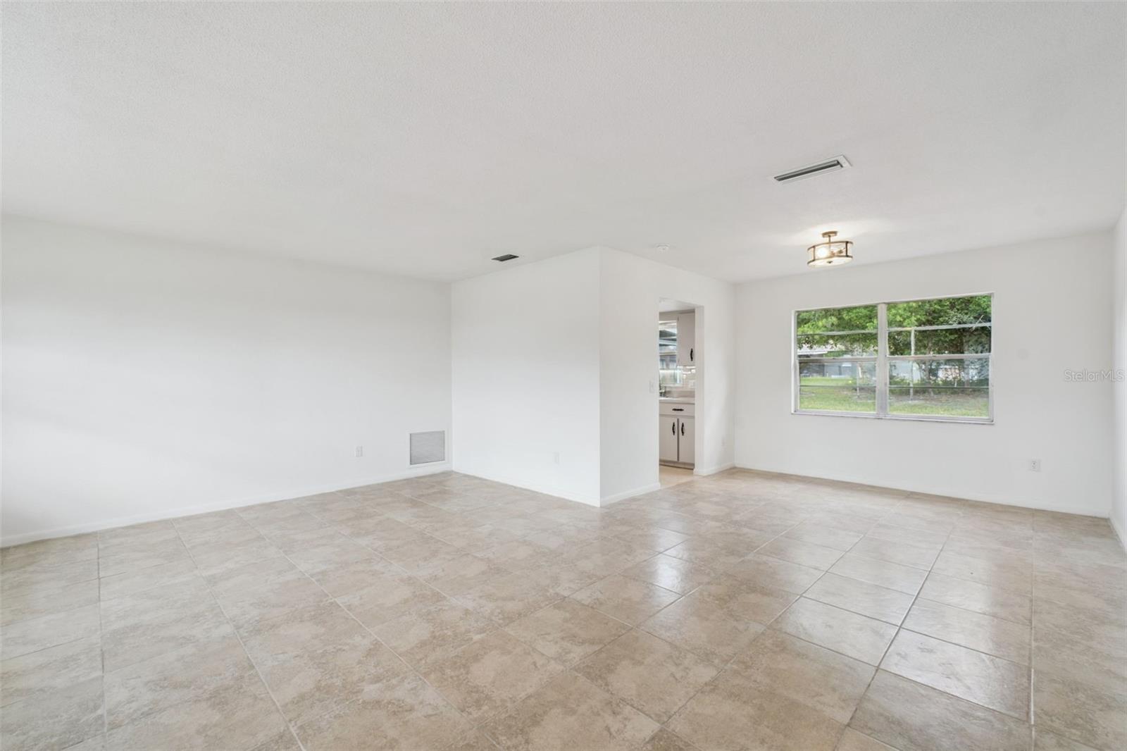 1679 E Apache Cir Property Photo 7