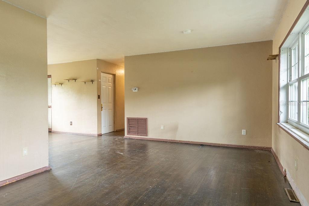 1197 N Garfield Ave Property Photo 3