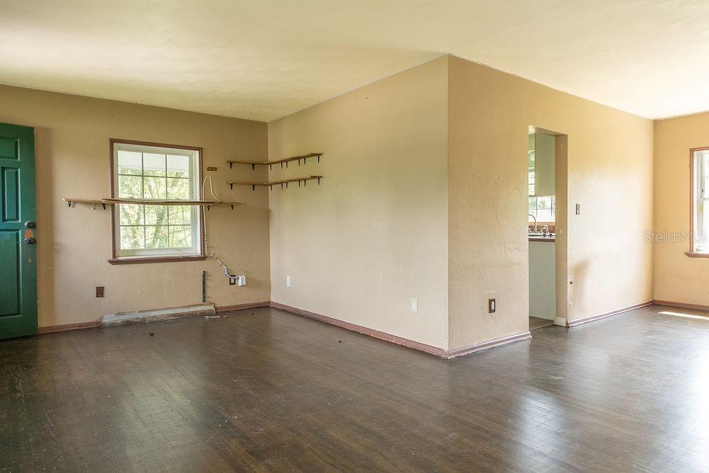 1197 N Garfield Ave Property Photo 4