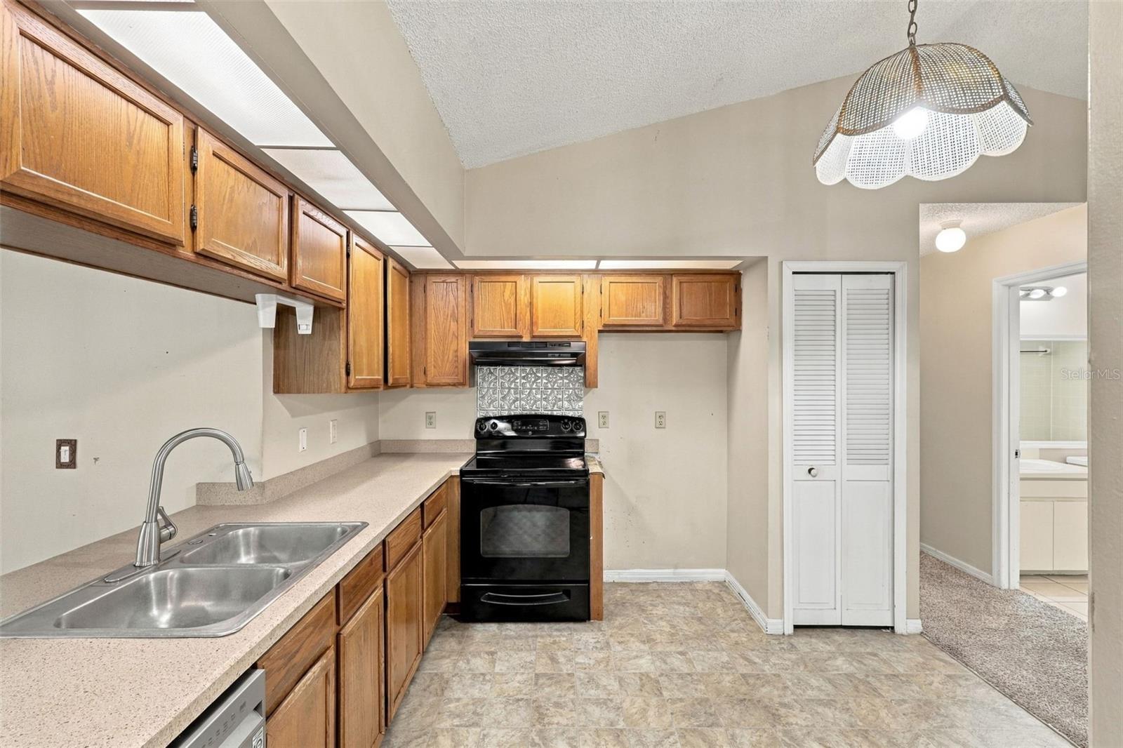 1249 Howland Blvd Property Photo 14