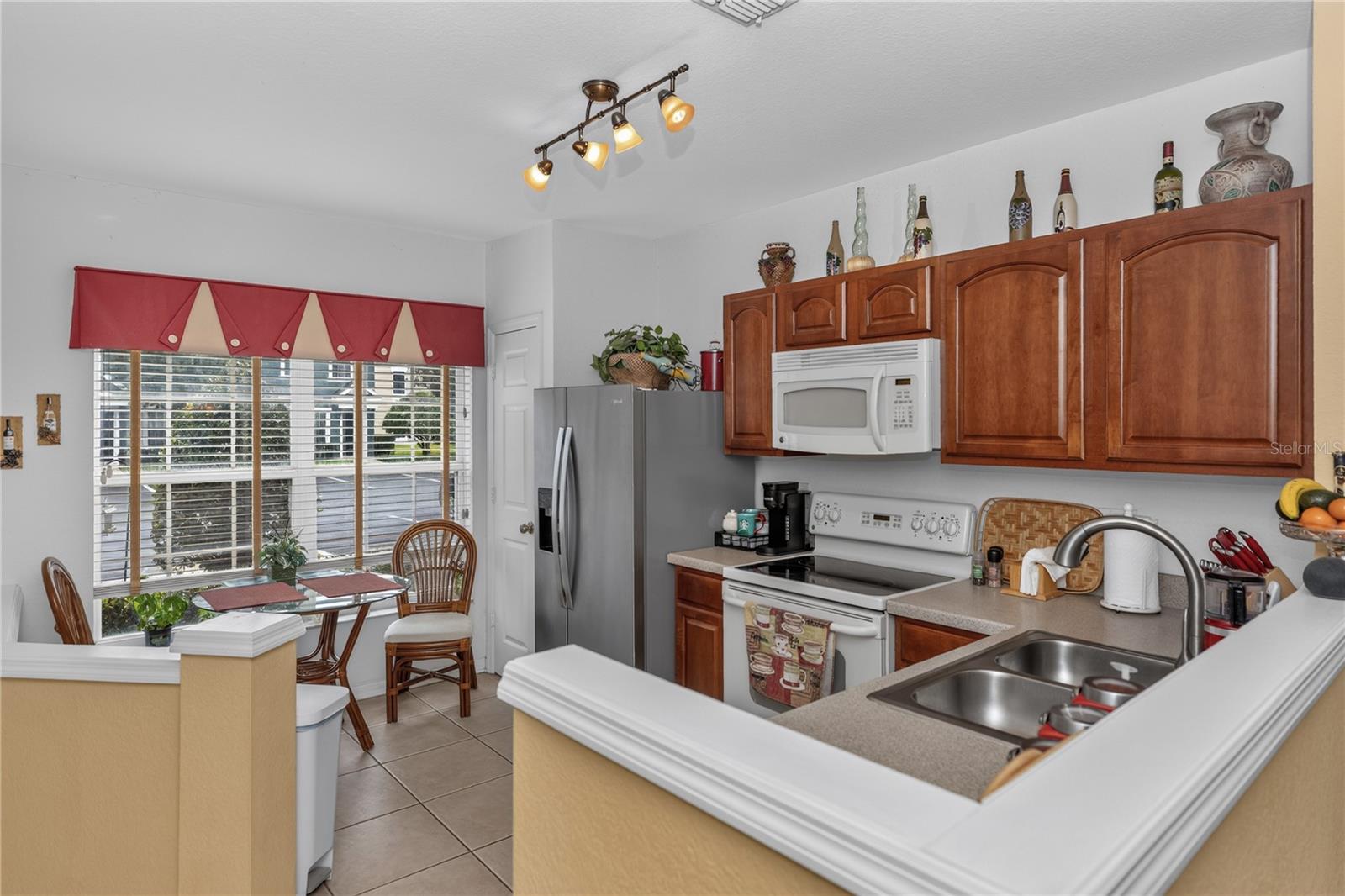 716 Shropshire Loop Property Photo 4