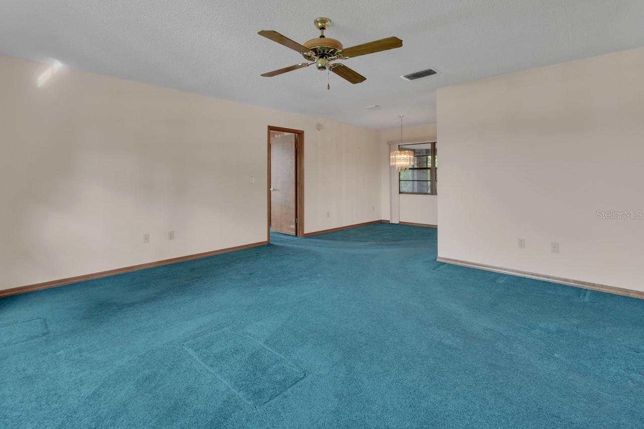 135 E Iris Dr Property Photo 2