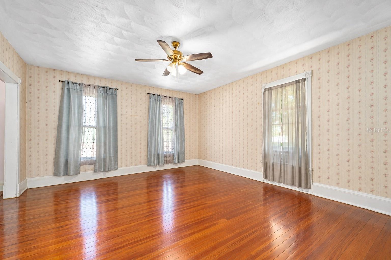 228 W Howry Ave Property Photo 4