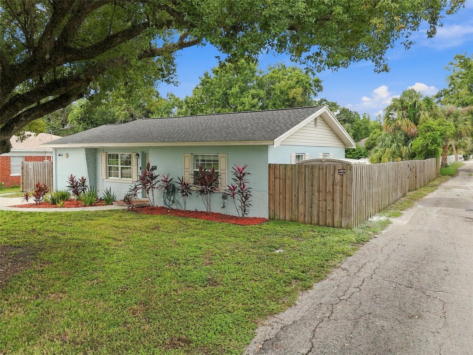 806 N Gomez Ave Property Photo 3