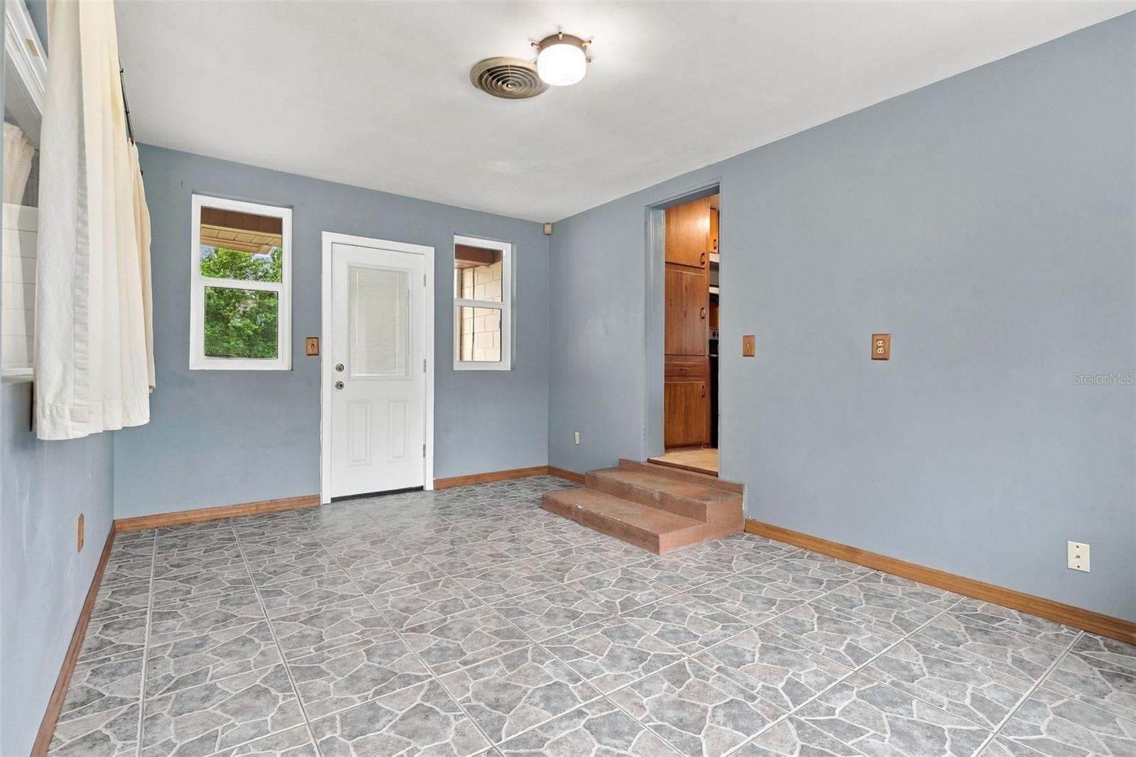 480 W New York Ave Property Photo 4