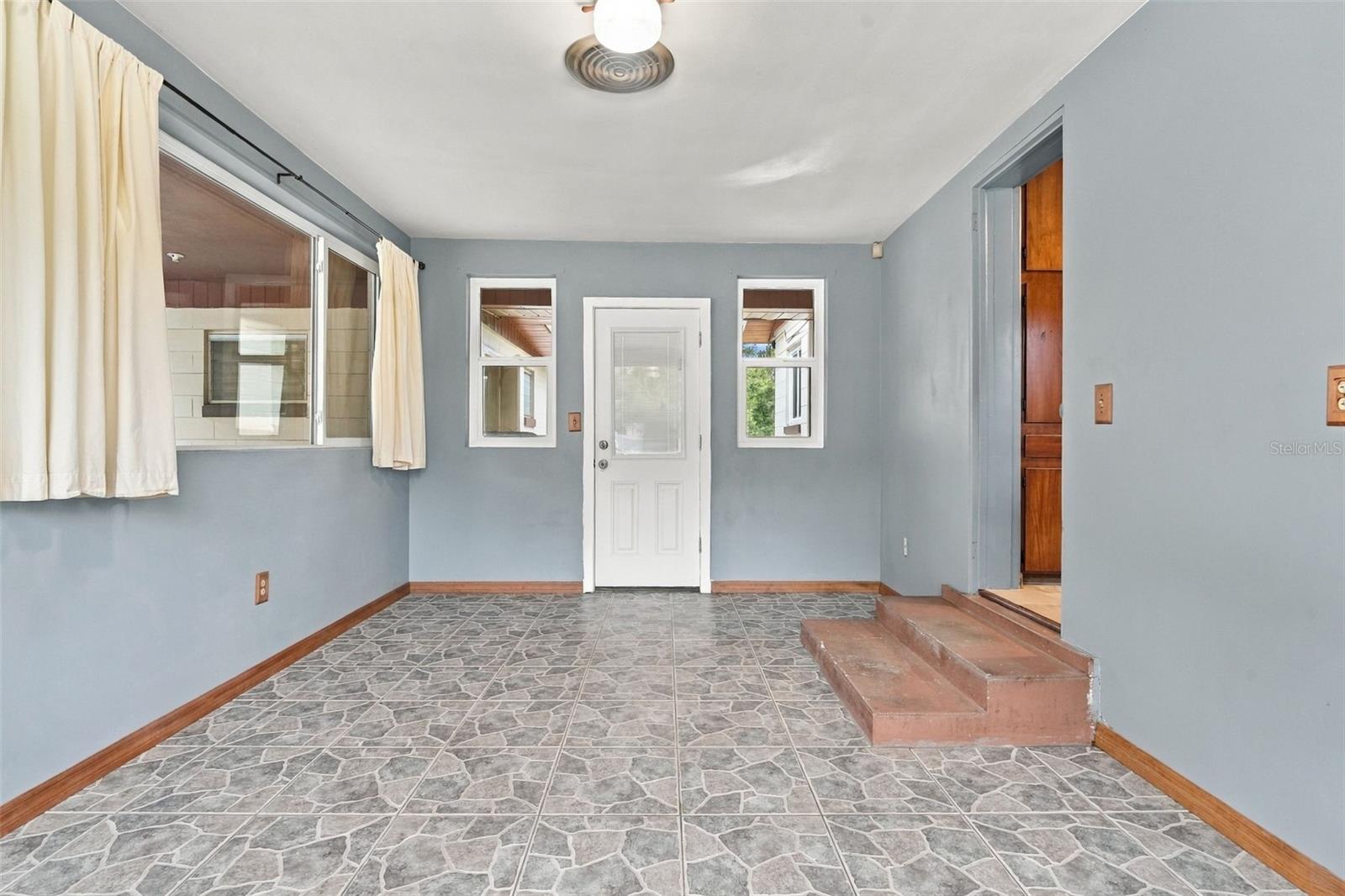 480 W New York Ave Property Photo 5