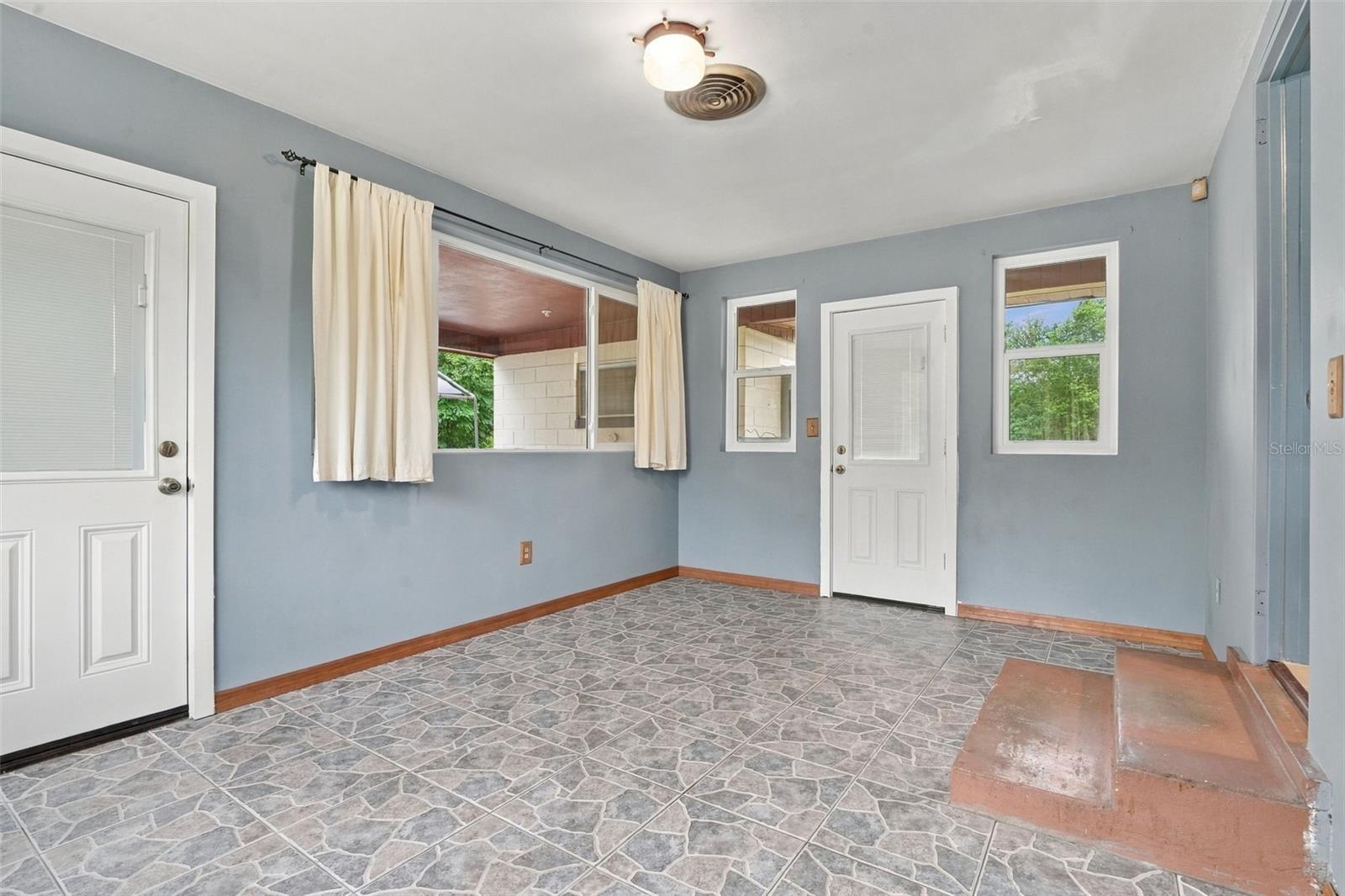 480 W New York Ave Property Photo 8