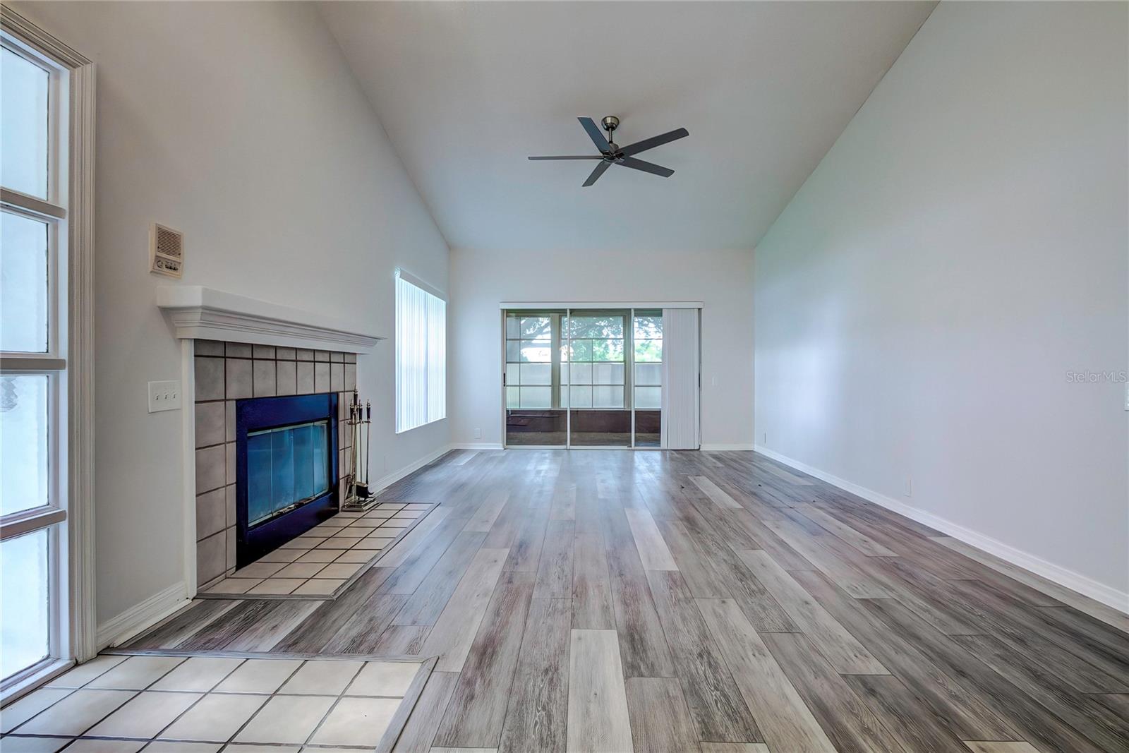 2727 Featherstone Dr #2727 Property Photo 4