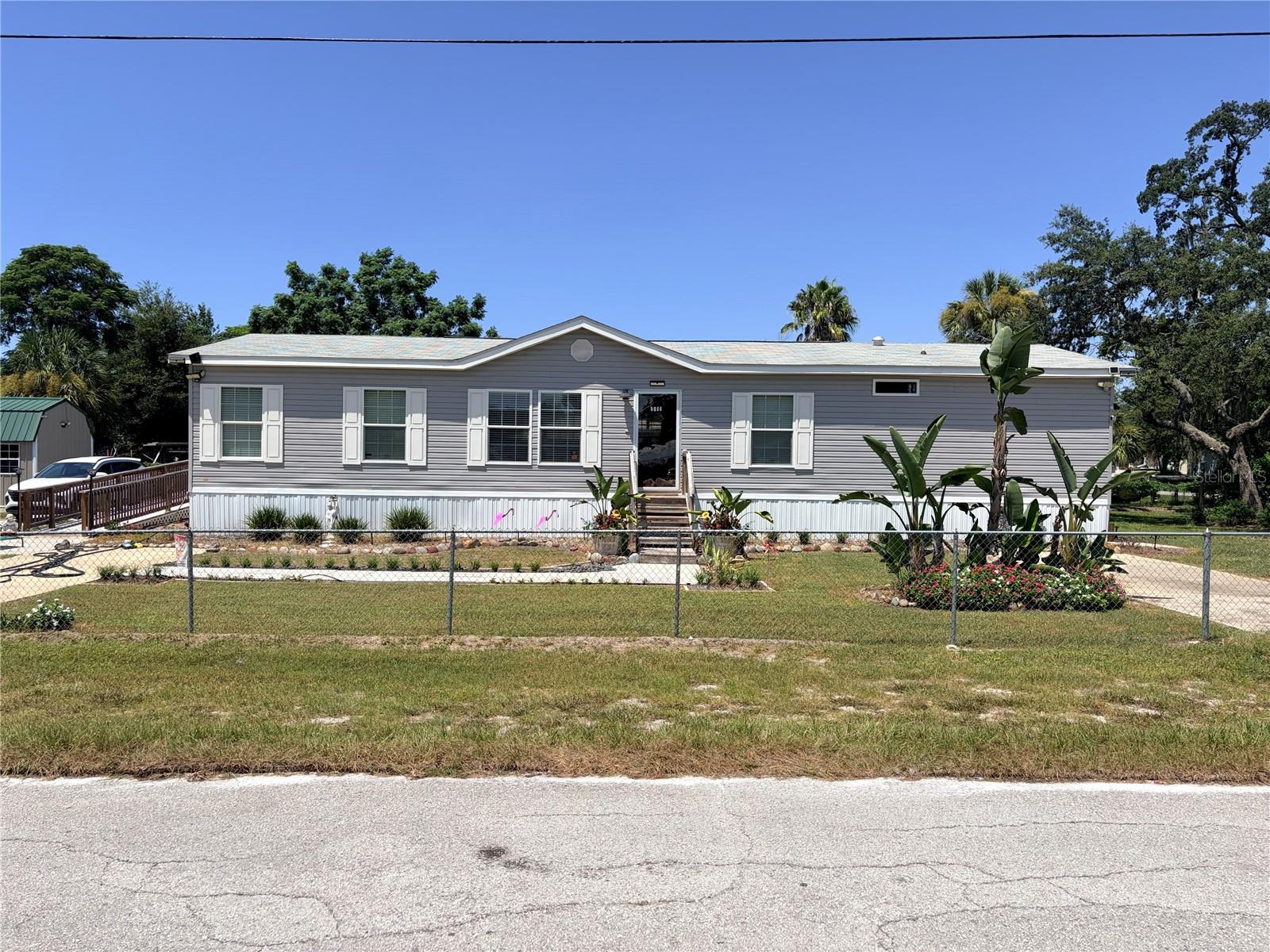9811 Bud St Property Photo 3