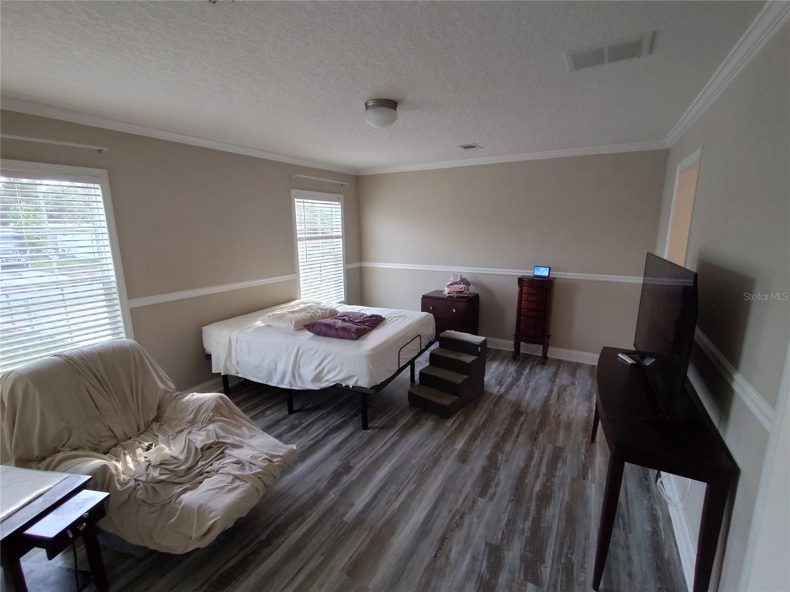 9811 Bud St Property Photo 10