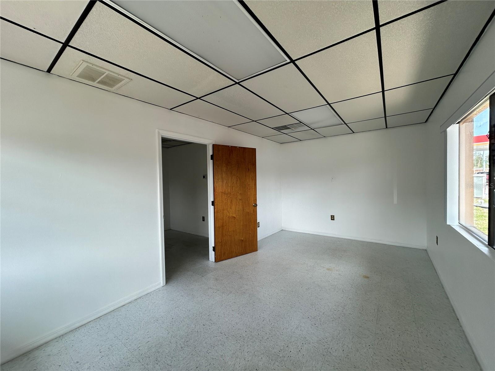 6215 Deltona Blvd Property Photo 5