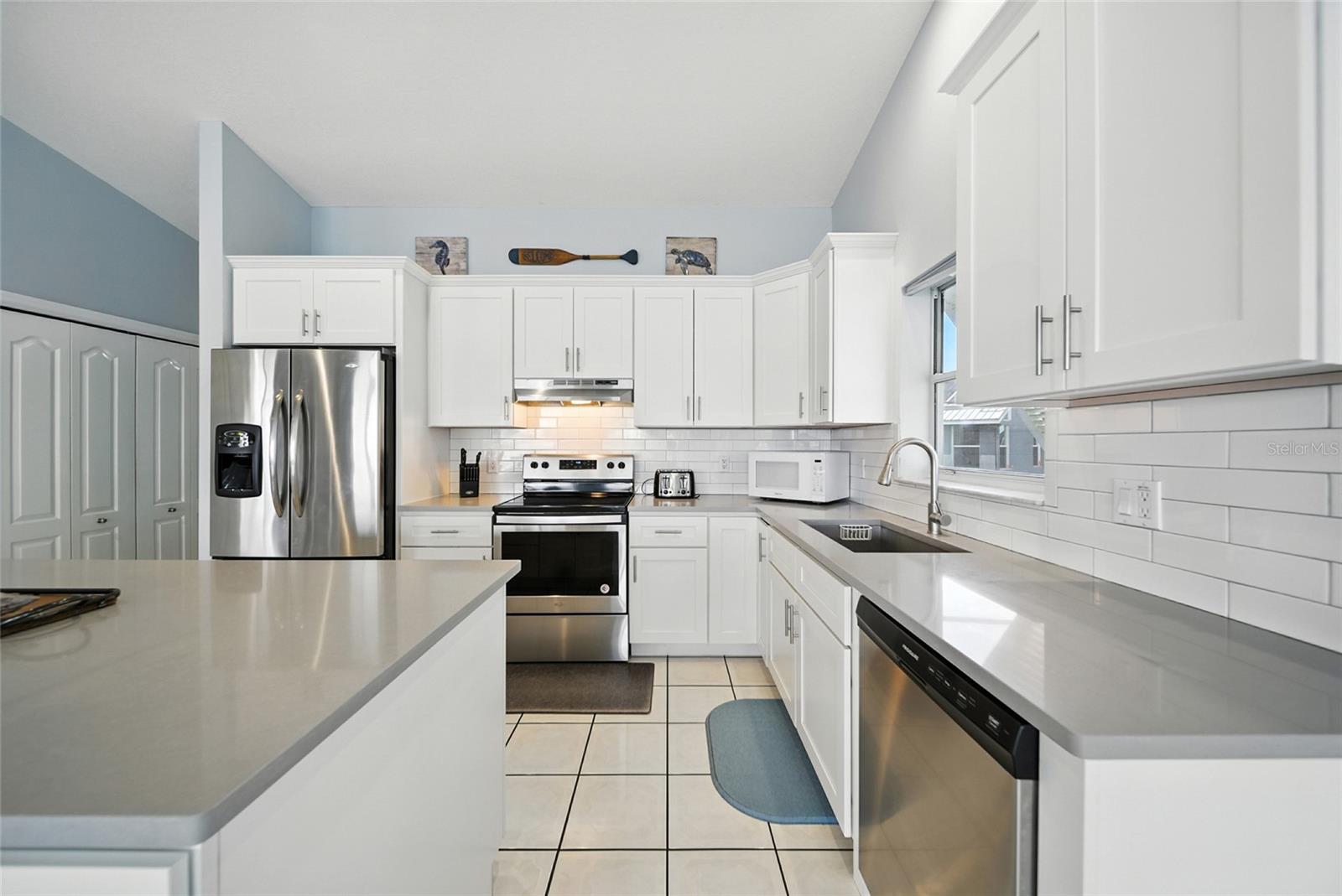 2435 N Watersedge Dr Property Photo 16