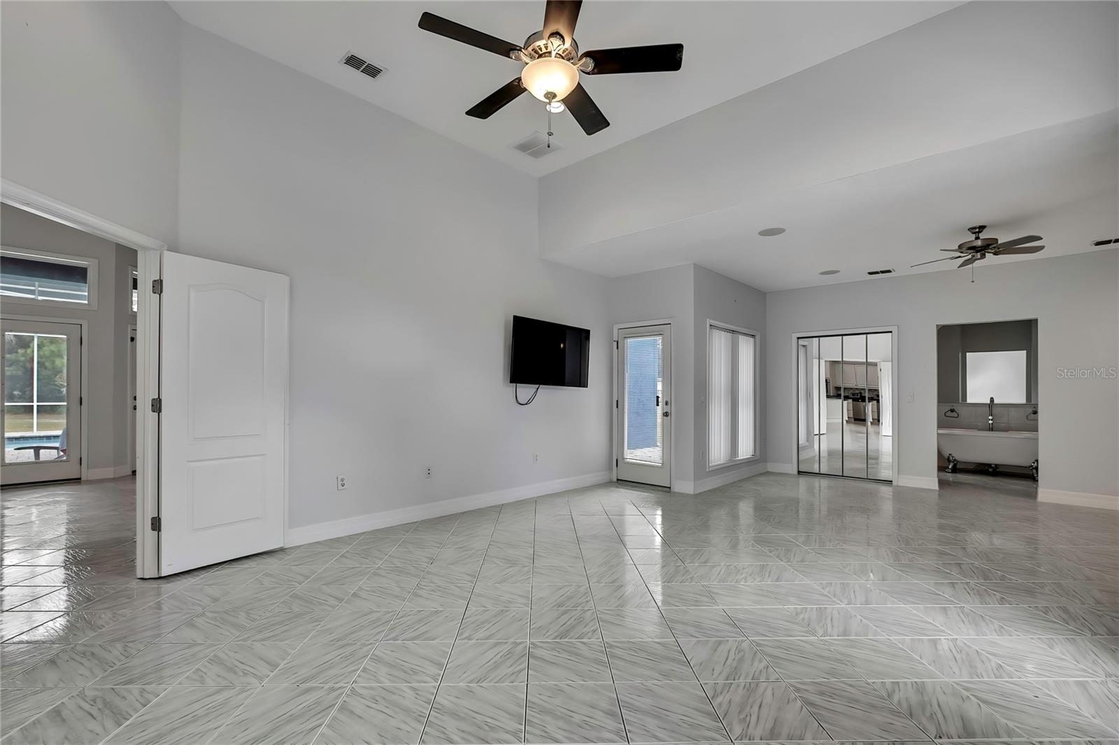 16603 Diplomat Dr Property Photo 23