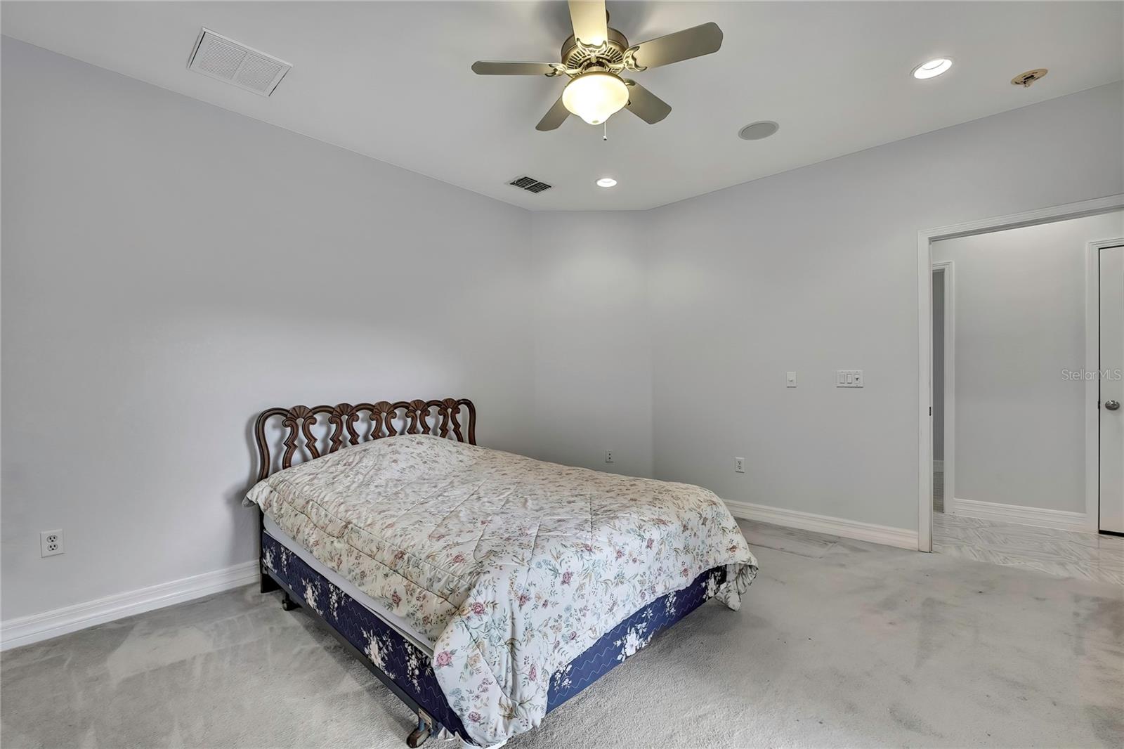 16603 Diplomat Dr Property Photo 38