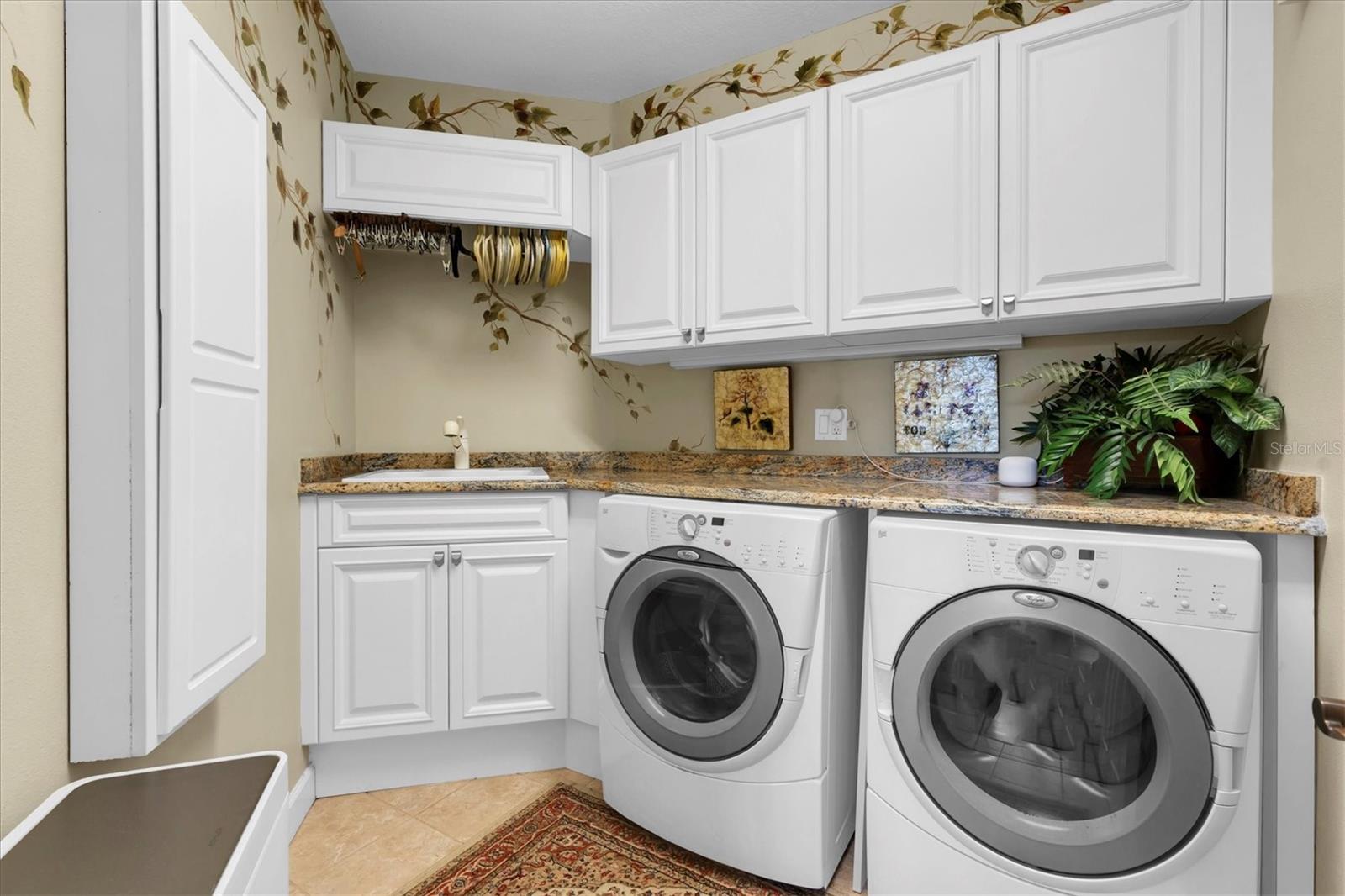 2861 Roehampton Close Property Photo 60