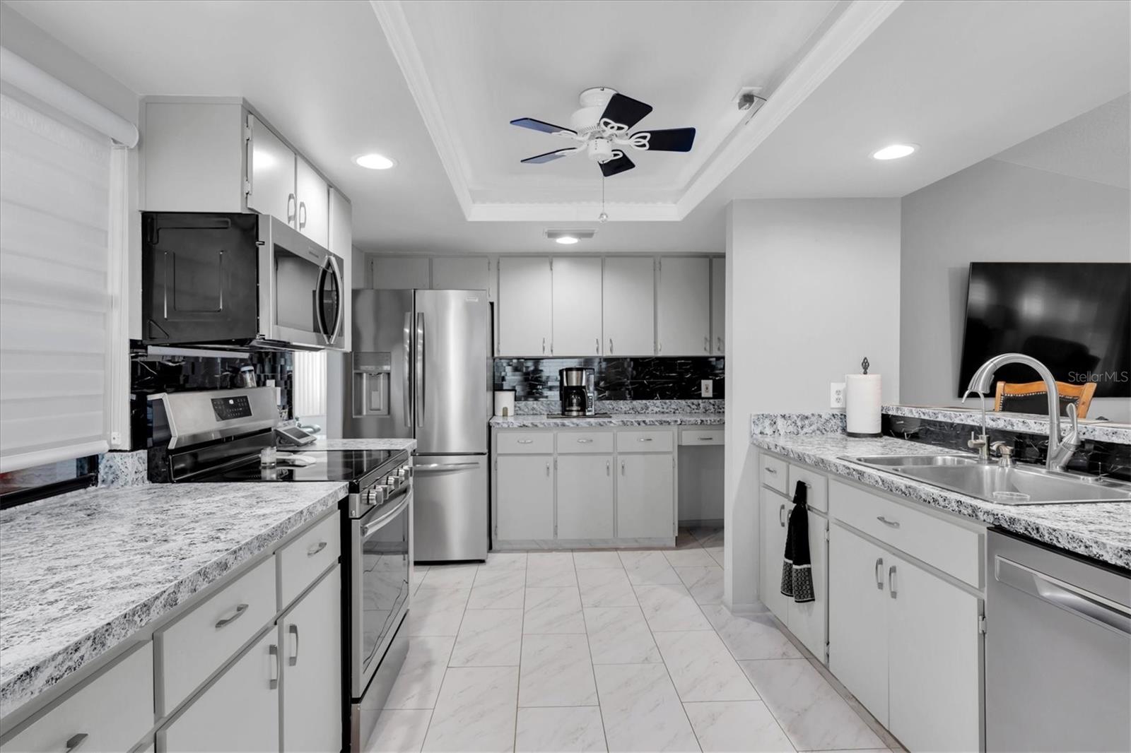 7099 Pond View Ct Property Photo 11