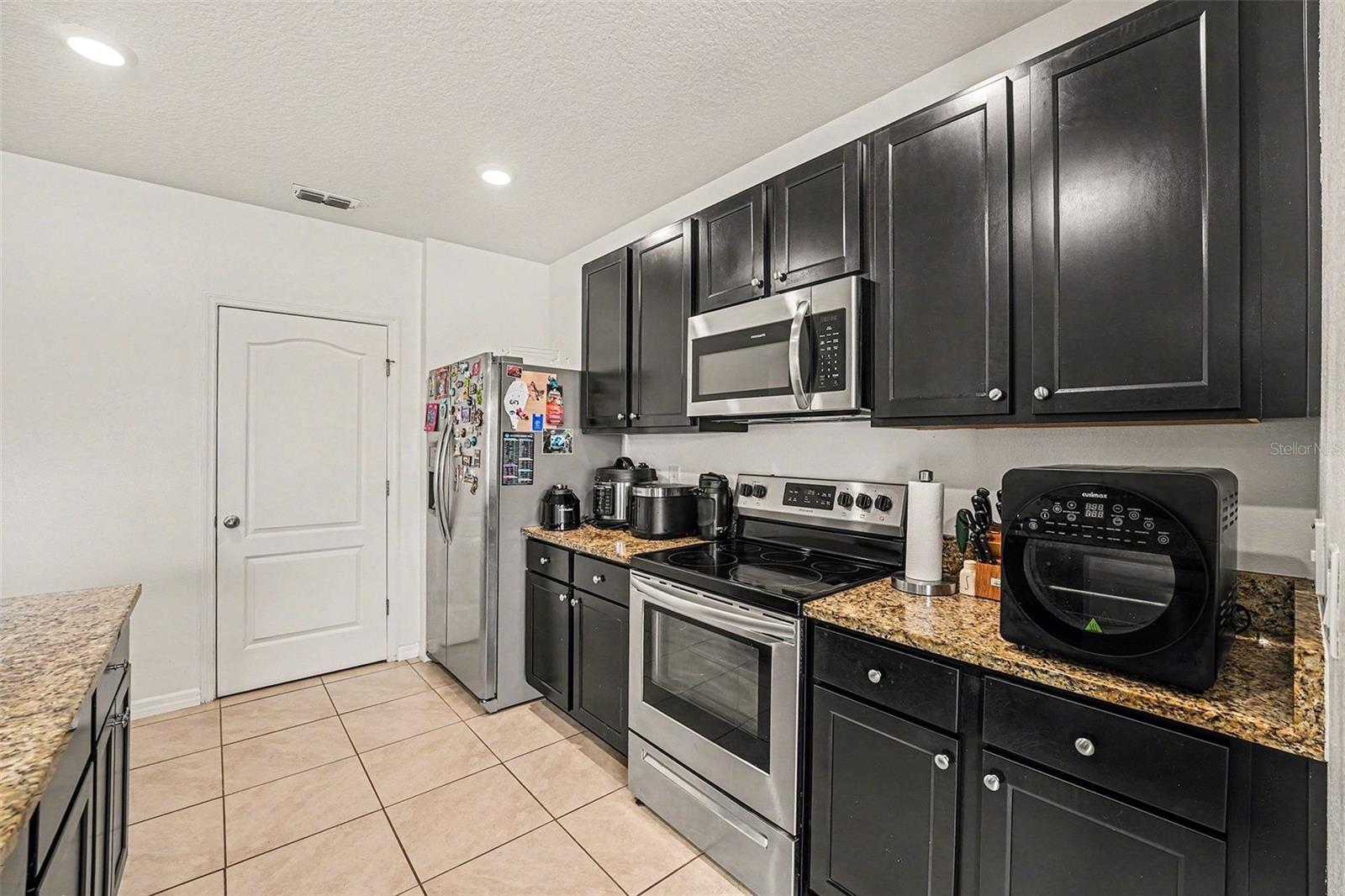 3180 Country Club Cir Property Photo 6