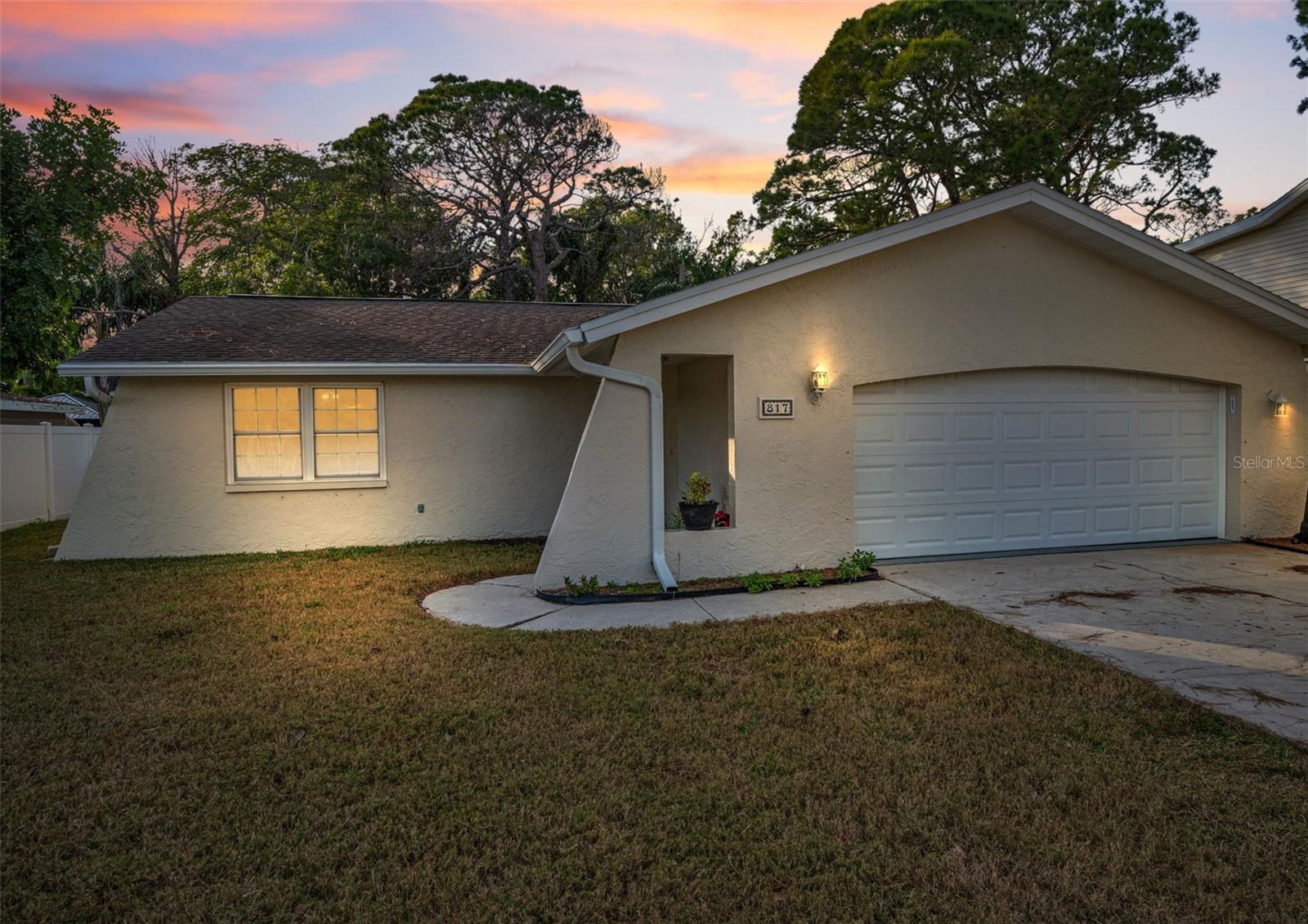 817 RIVERSIDE DR