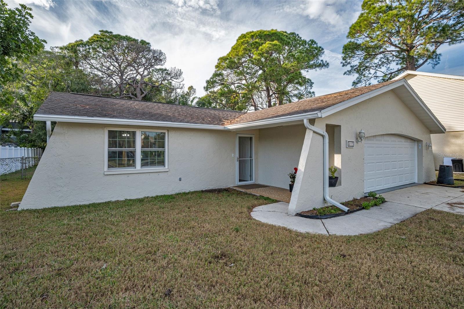 817 Riverside Dr Property Photo 3