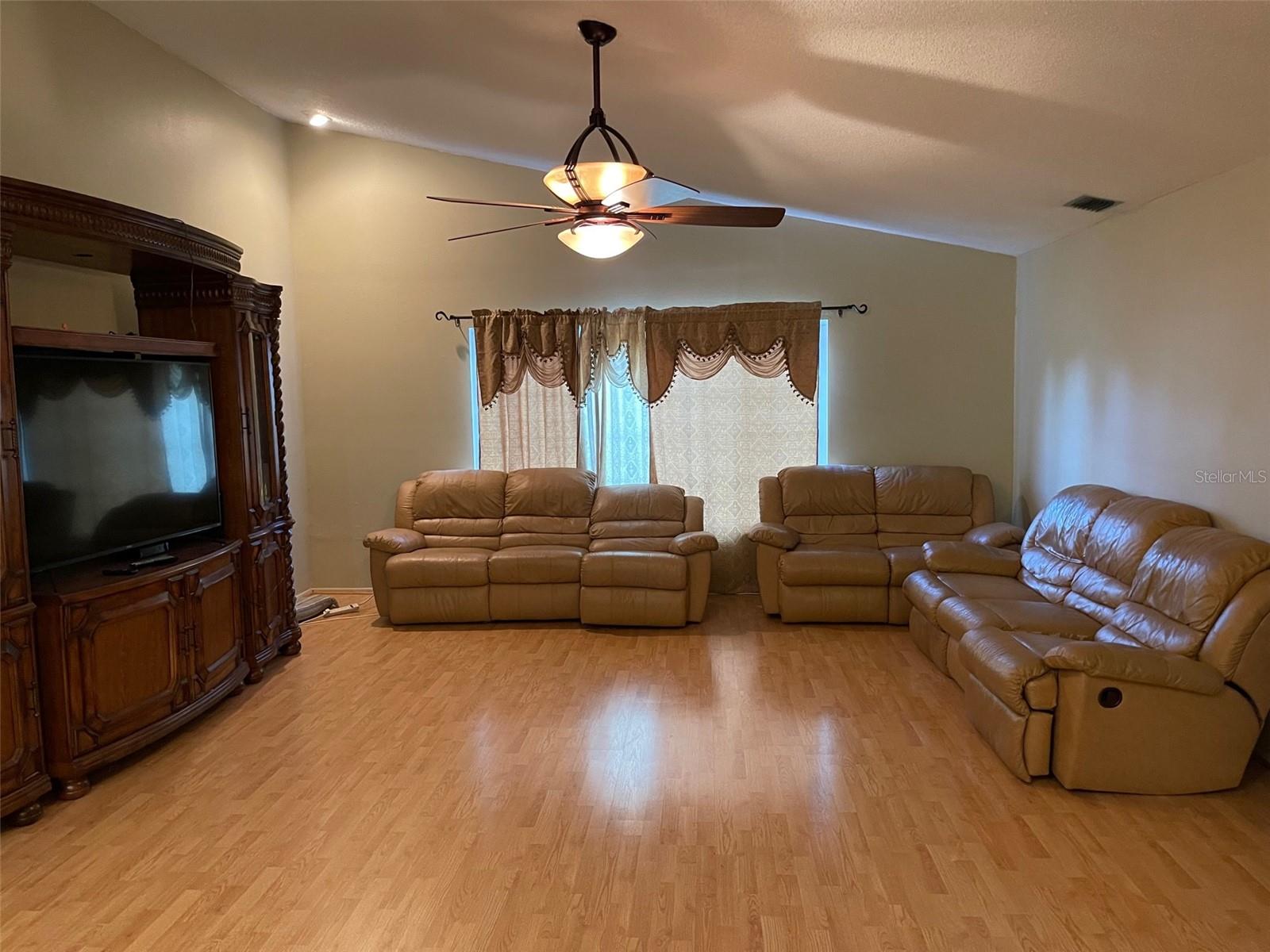 6336 Wooden St Property Photo 2