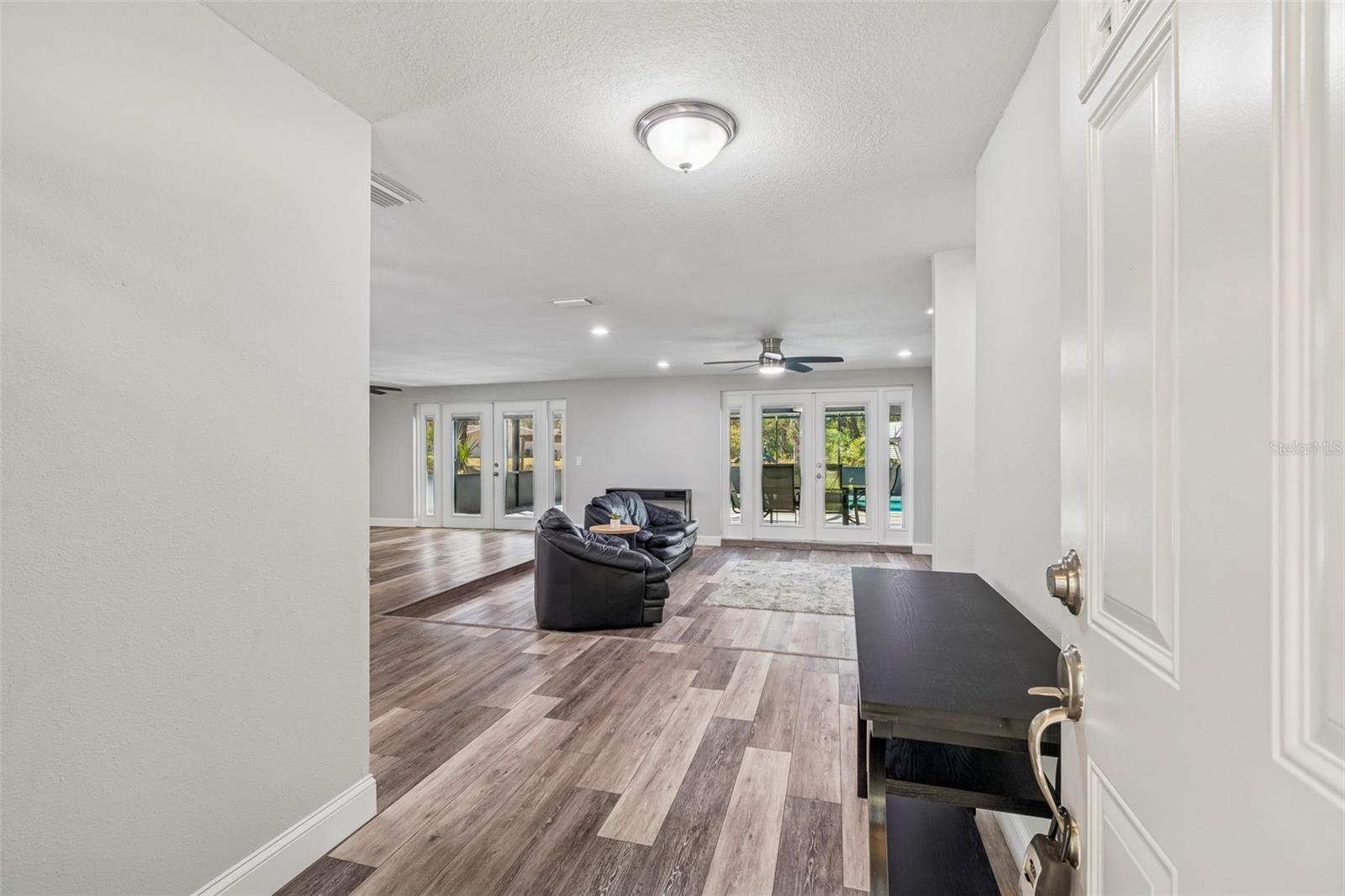 10909 Candy Ln Property Photo 4