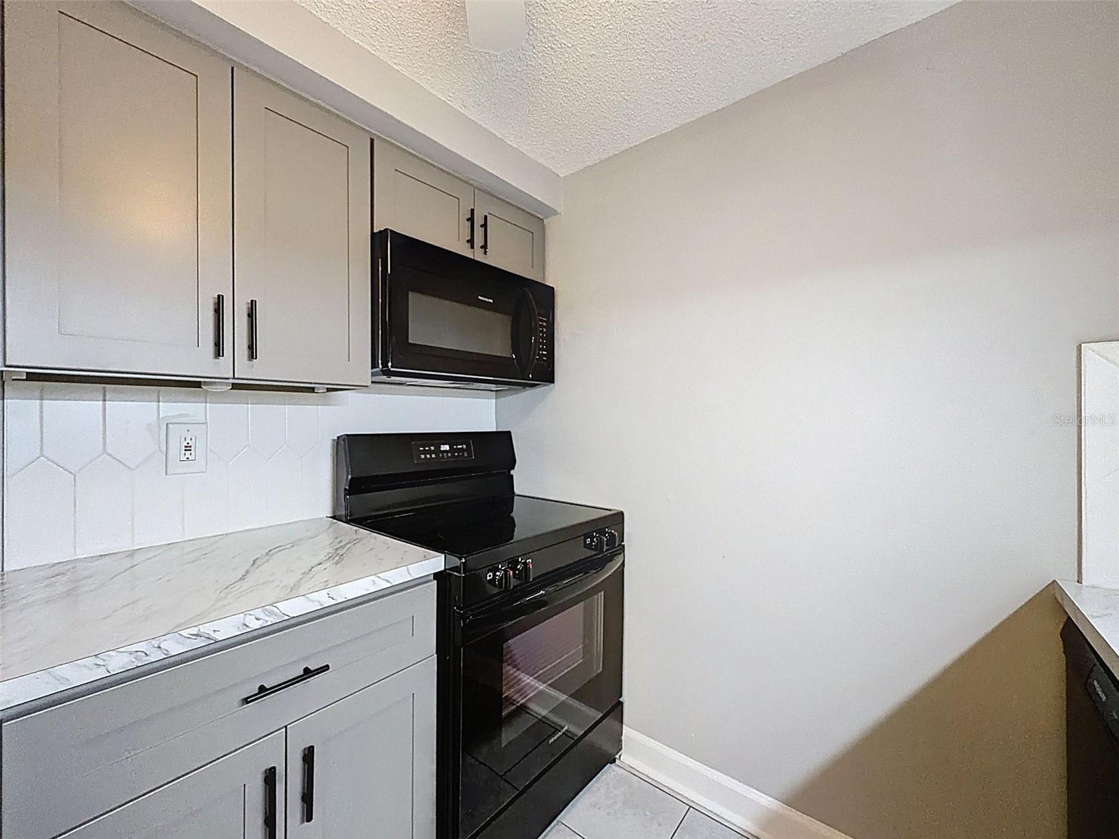 4233 Stratford Dr #d Property Photo 18