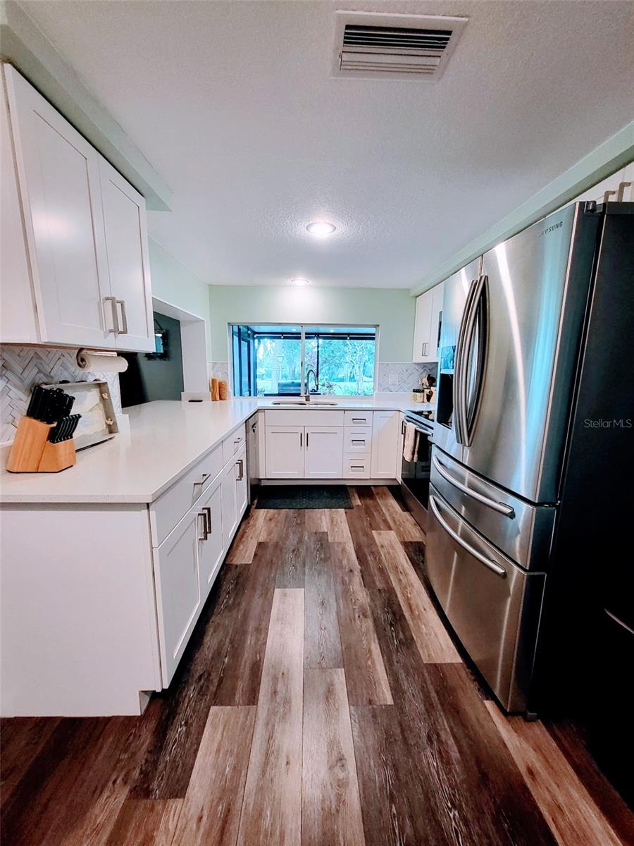 8210 Valley Stream Ln Property Photo 3