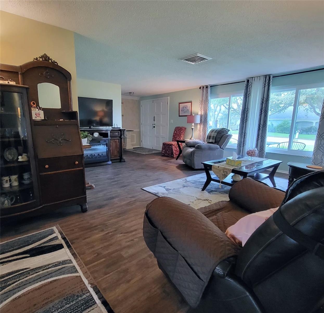 8210 Valley Stream Ln Property Photo 6