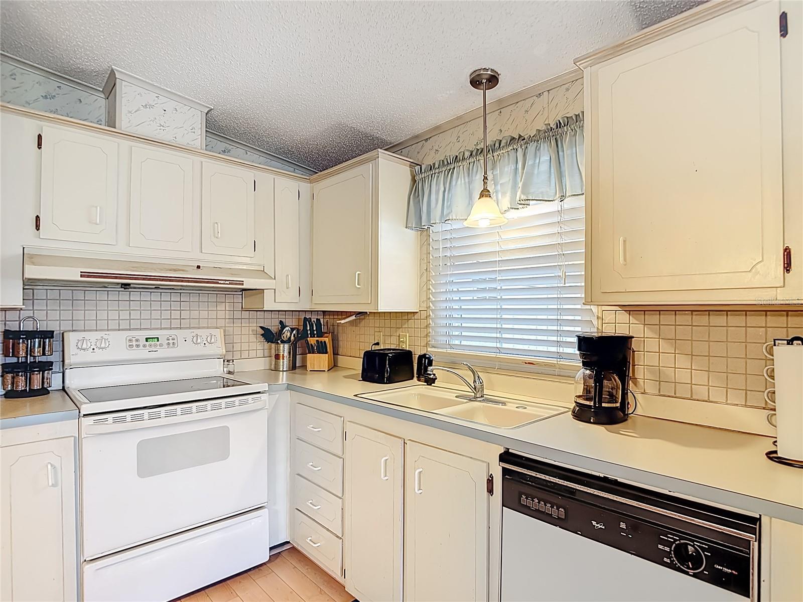 10321 Marinette Ave Property Photo 5