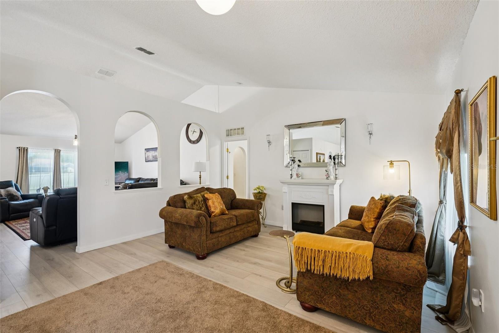 10423 Bradford St Property Photo 4