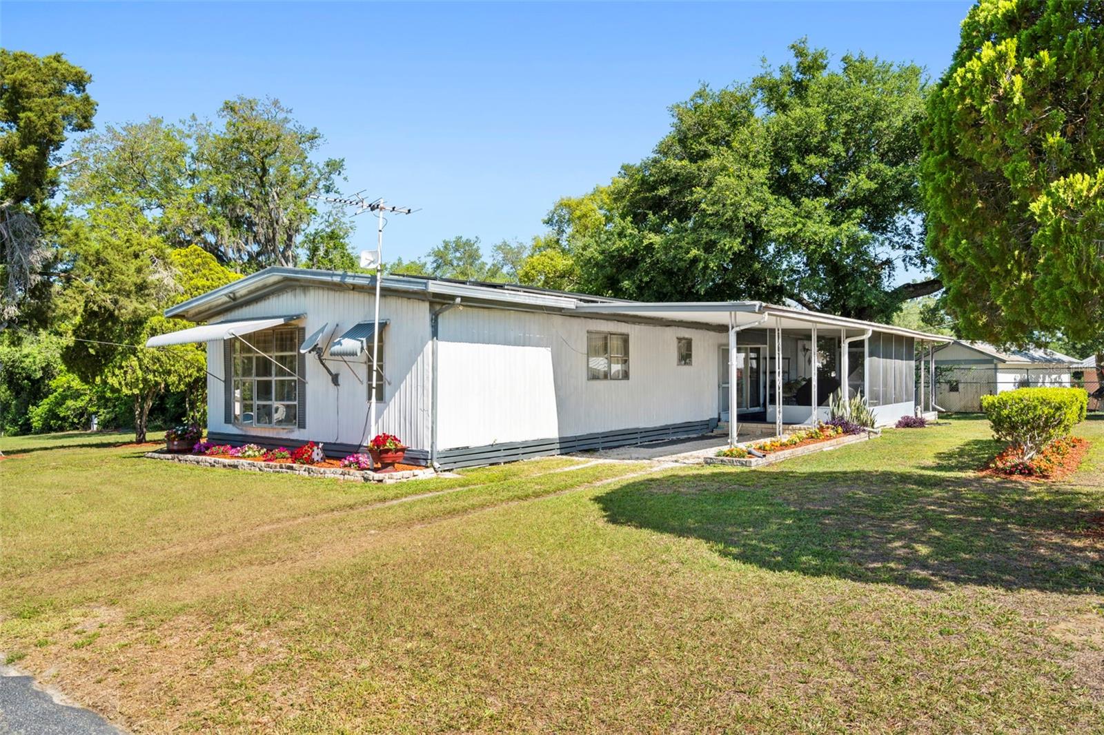 10220 WELLINGTON AVE Property Photo 1