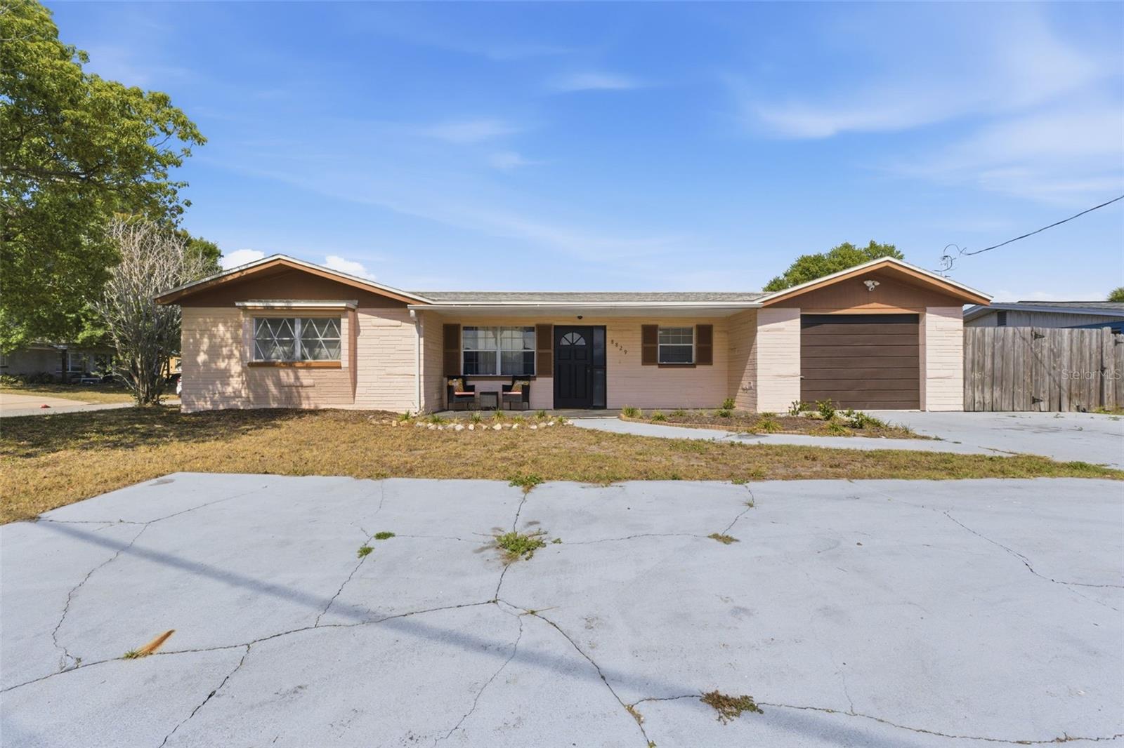 8829 EILEEN DR Property Photo 1
