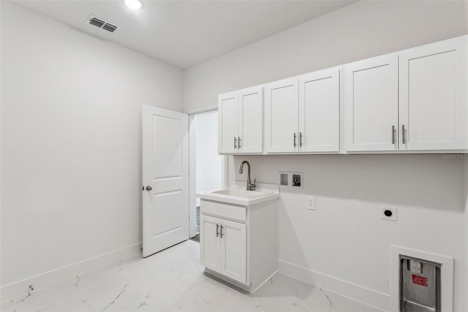 574 Emerald Grove Dr Property Photo 8