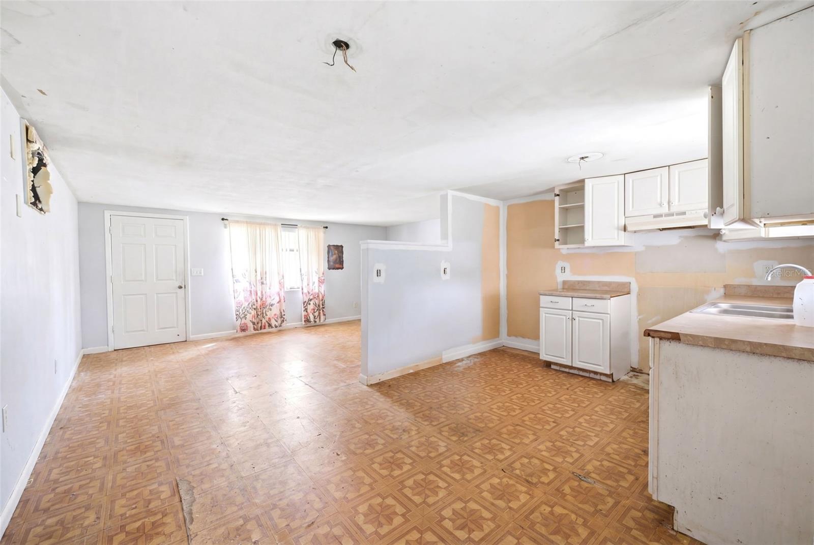 10 S Jackson St Property Photo 6