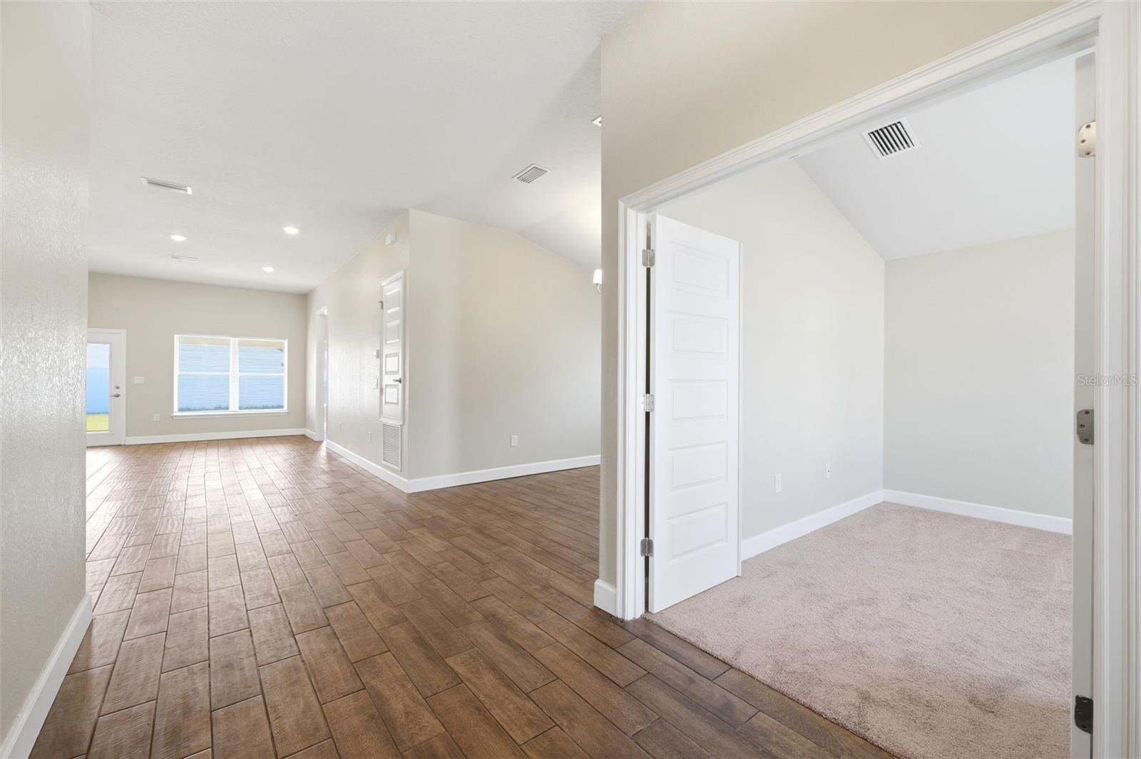 5524 Ocean Breeze Dr Property Photo 4