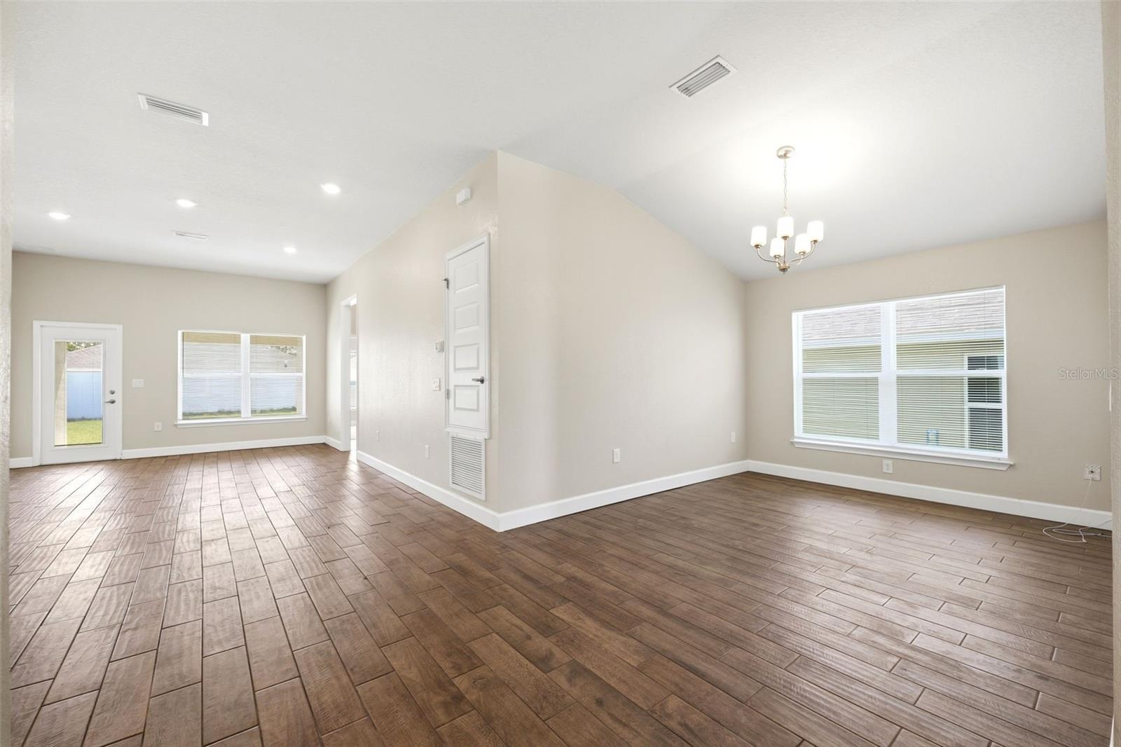 5524 Ocean Breeze Dr Property Photo 7