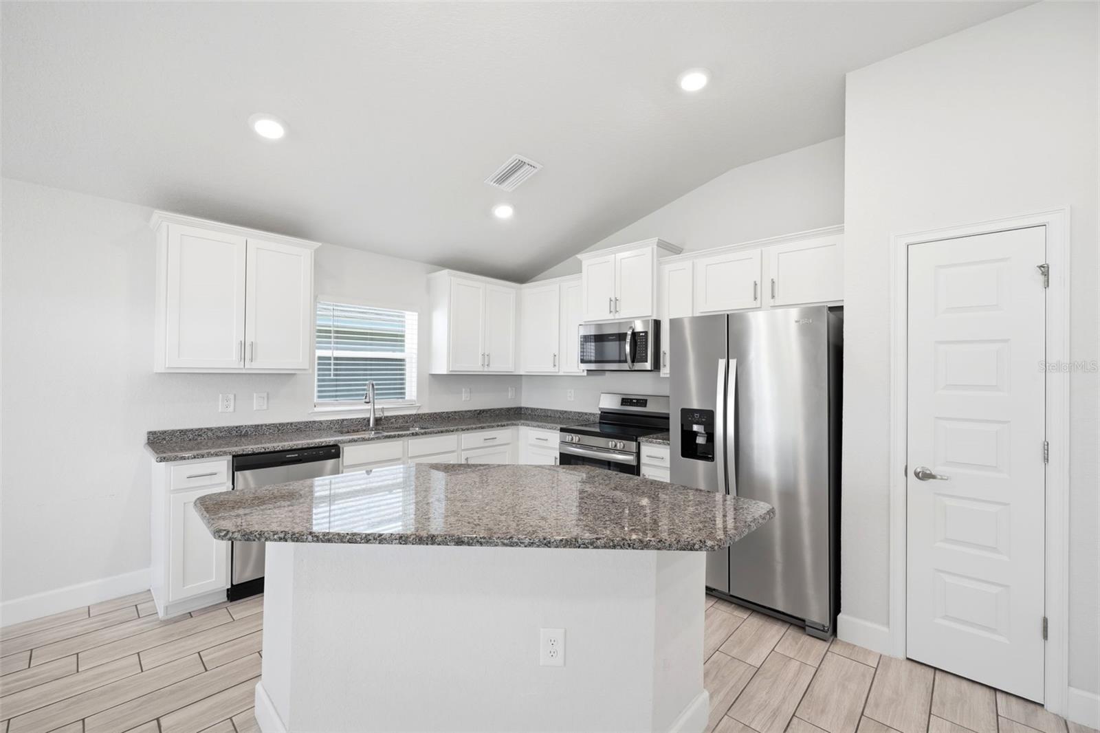 4355 Sutherland St Property Photo 6