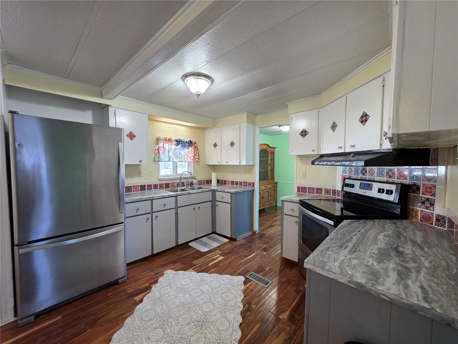8027 Eastern Circle Dr Property Photo 4