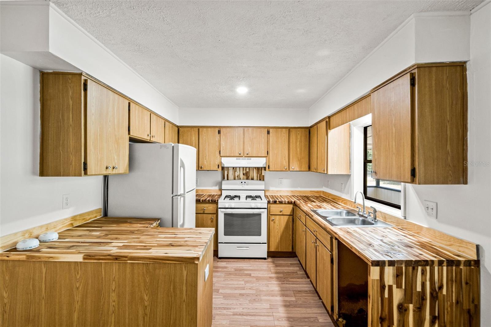 16119 Wilson Blvd Property Photo 10