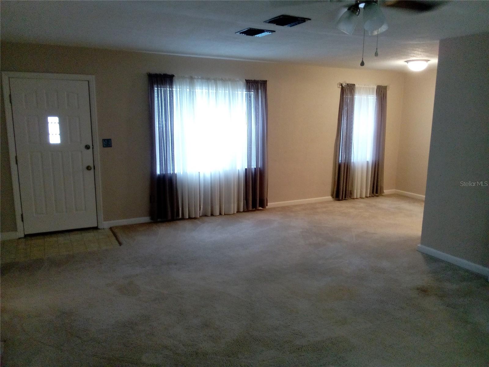 906 Oak Dr Property Photo 2