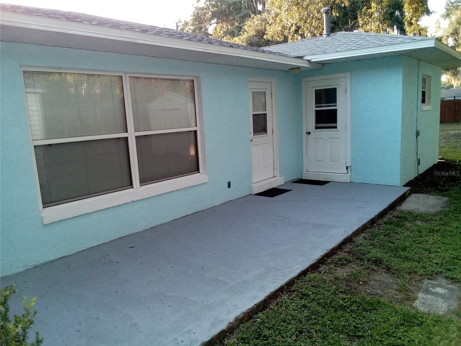 906 Oak Dr Property Photo 3