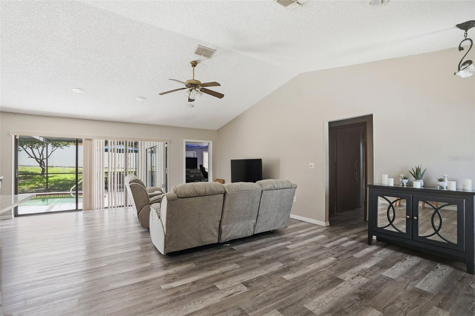 13032 Lola Dr Property Photo 5