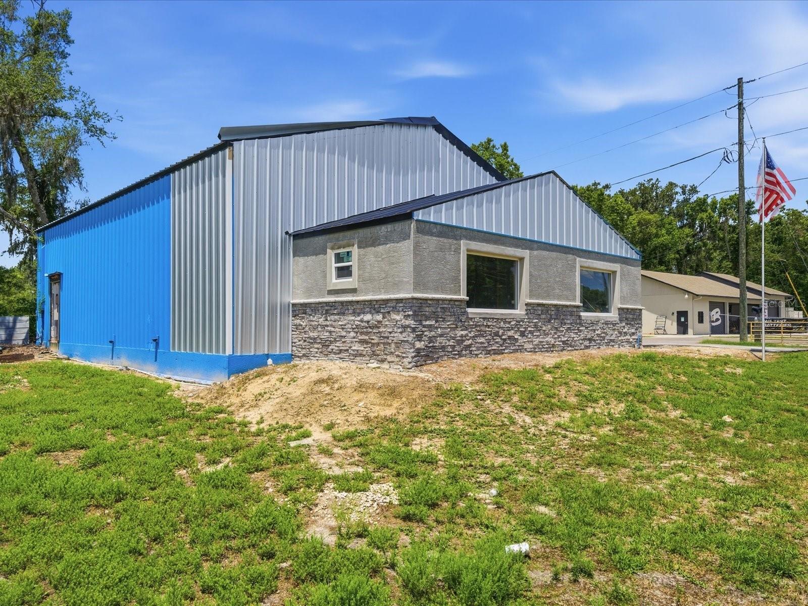490 Smith St Property Photo 4