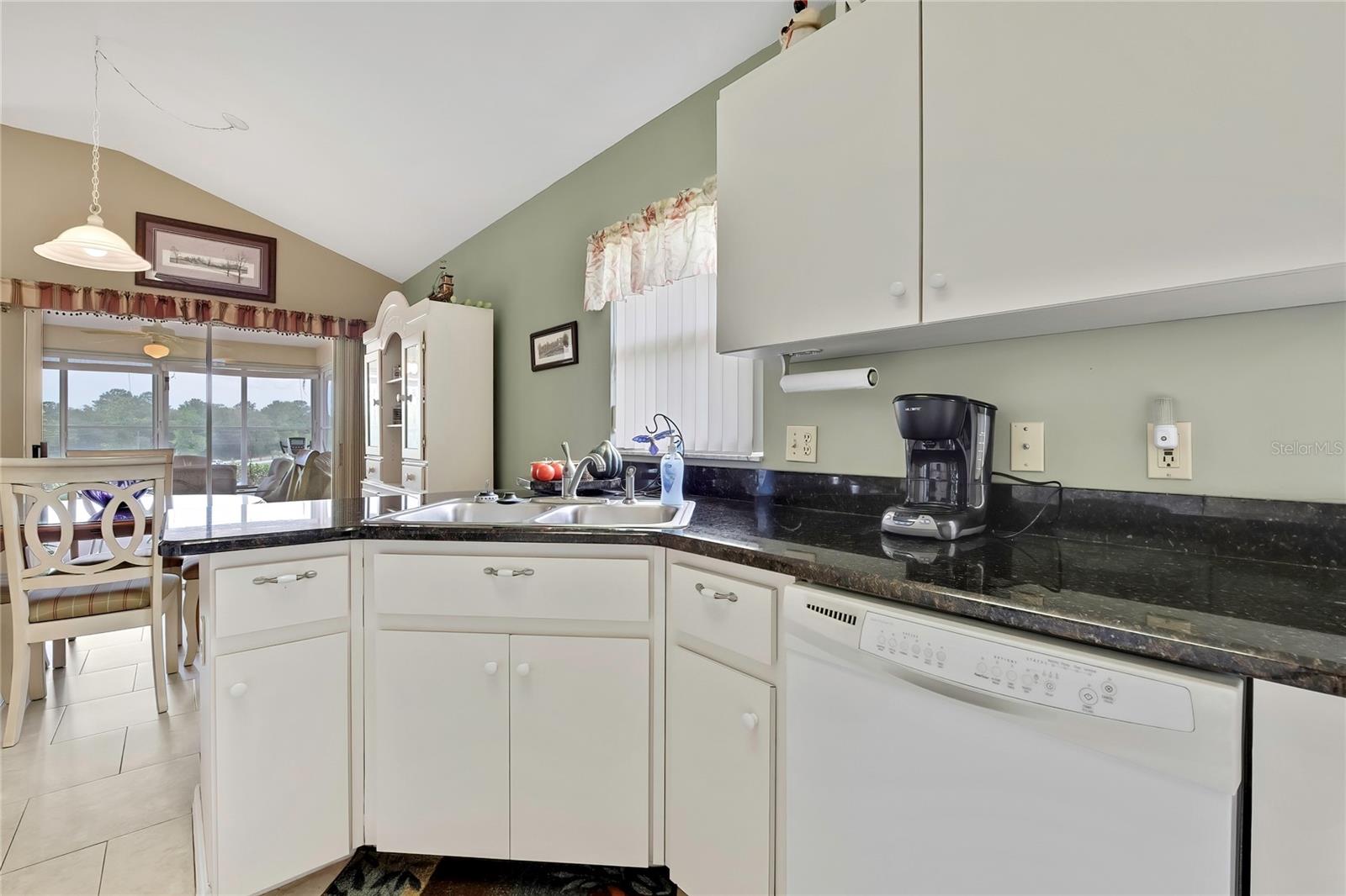 547 W Hillwood Path Property Photo 8
