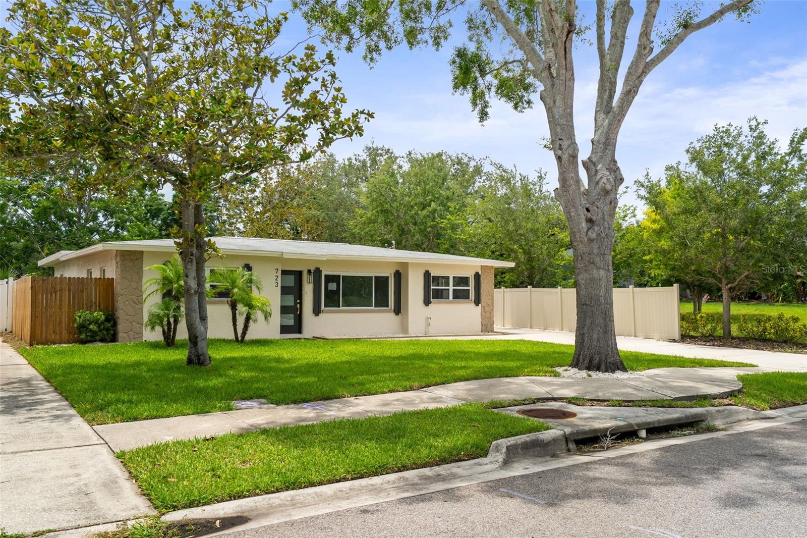 723 W Bayshore Dr Property Photo 4