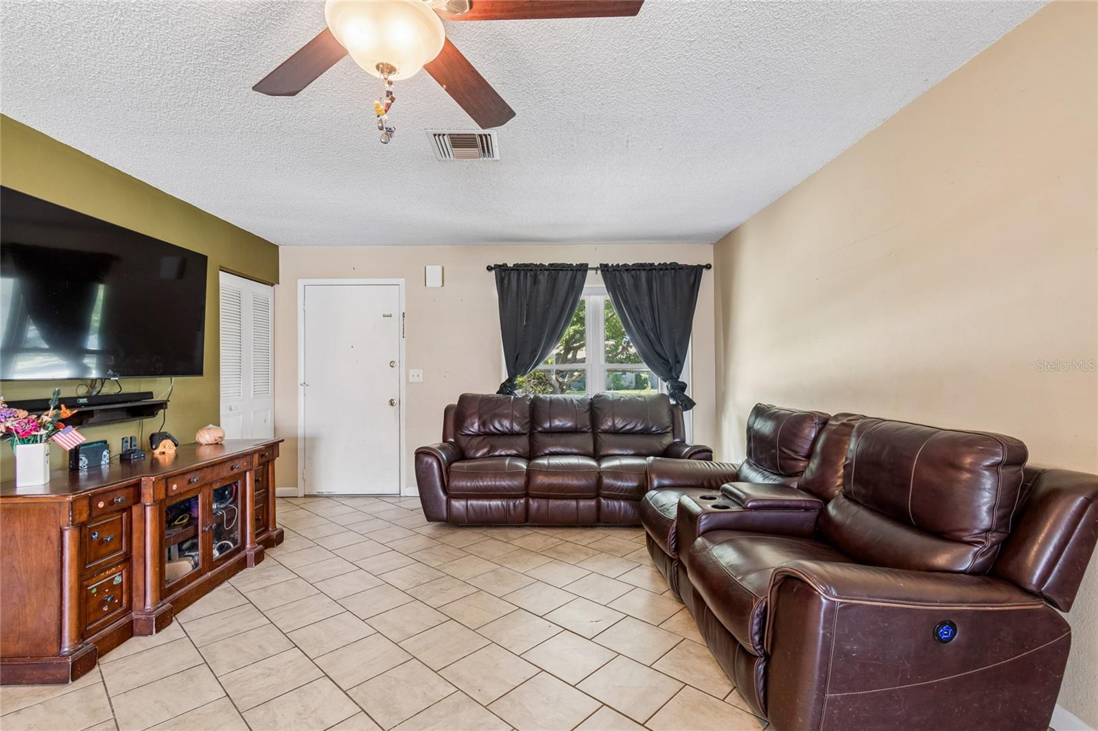 9473 Bayside Ct Property Photo 3