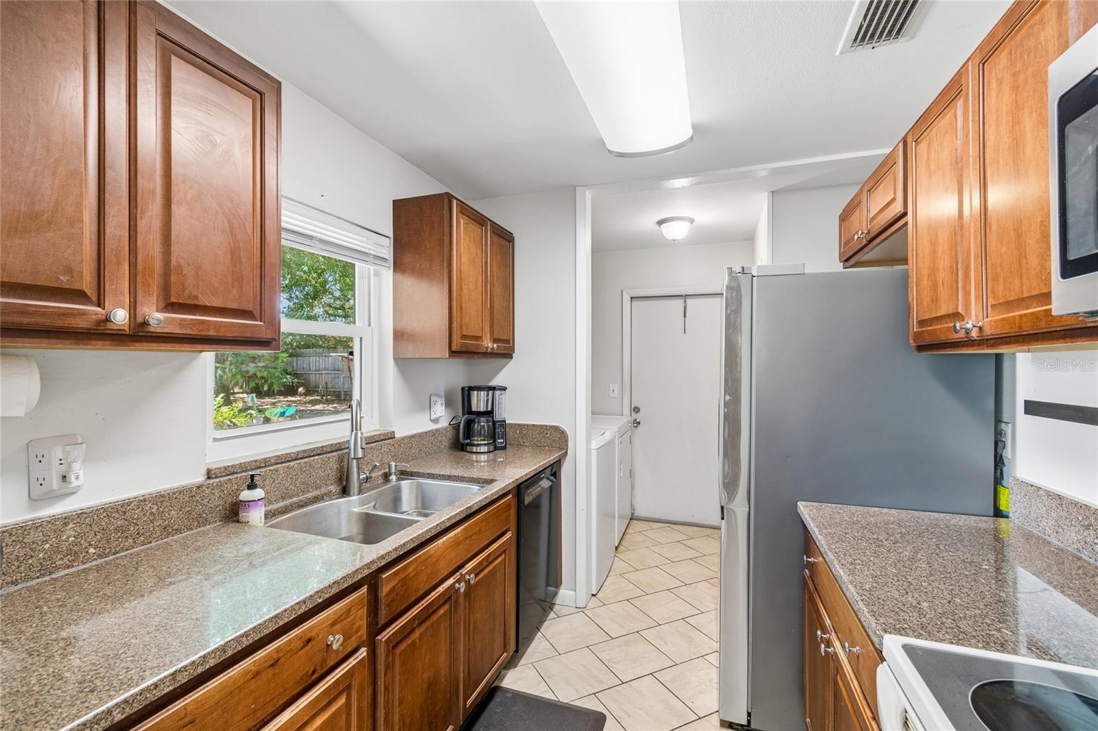9473 Bayside Ct Property Photo 6